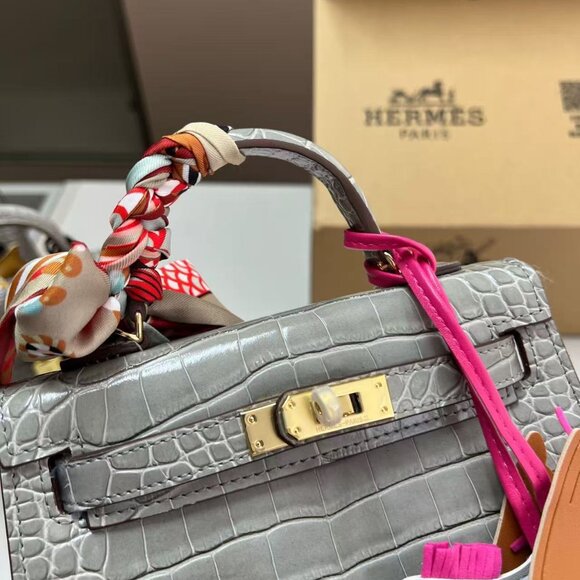 Classic Hermes Bag: A Stylish and Versatile Choice for Elegance - Picture 8 of 10